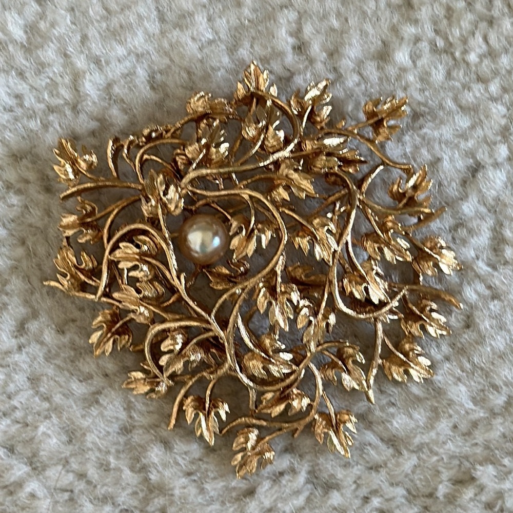 Gorgeous Vintage Brooch with Gold Leaves & Single Pearl